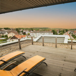 Ausblick über Wiesloch im Sonnenuntergang von der Terasse der Sauna
